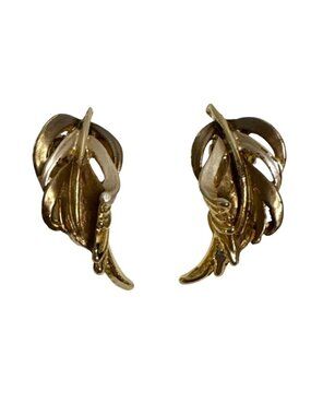 Vintage Gold Tone Leaf Earrings Elegant Cut Out Clip On Retro Jewelry 1"